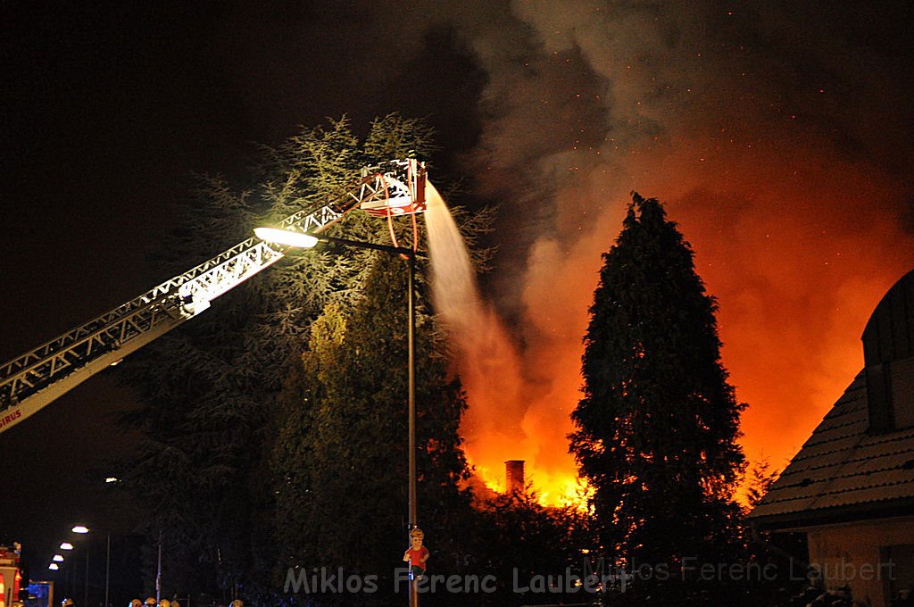 Vollbrand Einfamilienhaus Koeln Fuehlingen Roggendorfer Weg P057.JPG